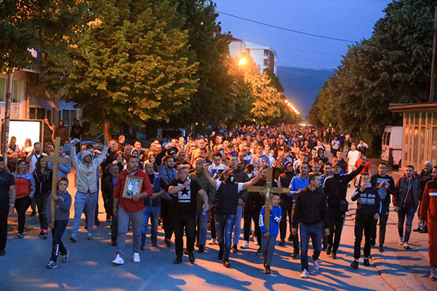 Преко 4.000 Беранаца изашло на улице: Нестваран призор док изговарају Оче наш испред полицијске станице (ВИДЕО+ФОТО)